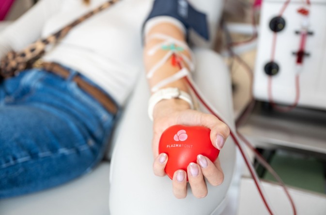 Plazmaadás közben egy plazmaadó karja látható. Ami szemlélteti, hogy mire jó a vérplazma és hogyan zajlik a plazmaadás folyamata.